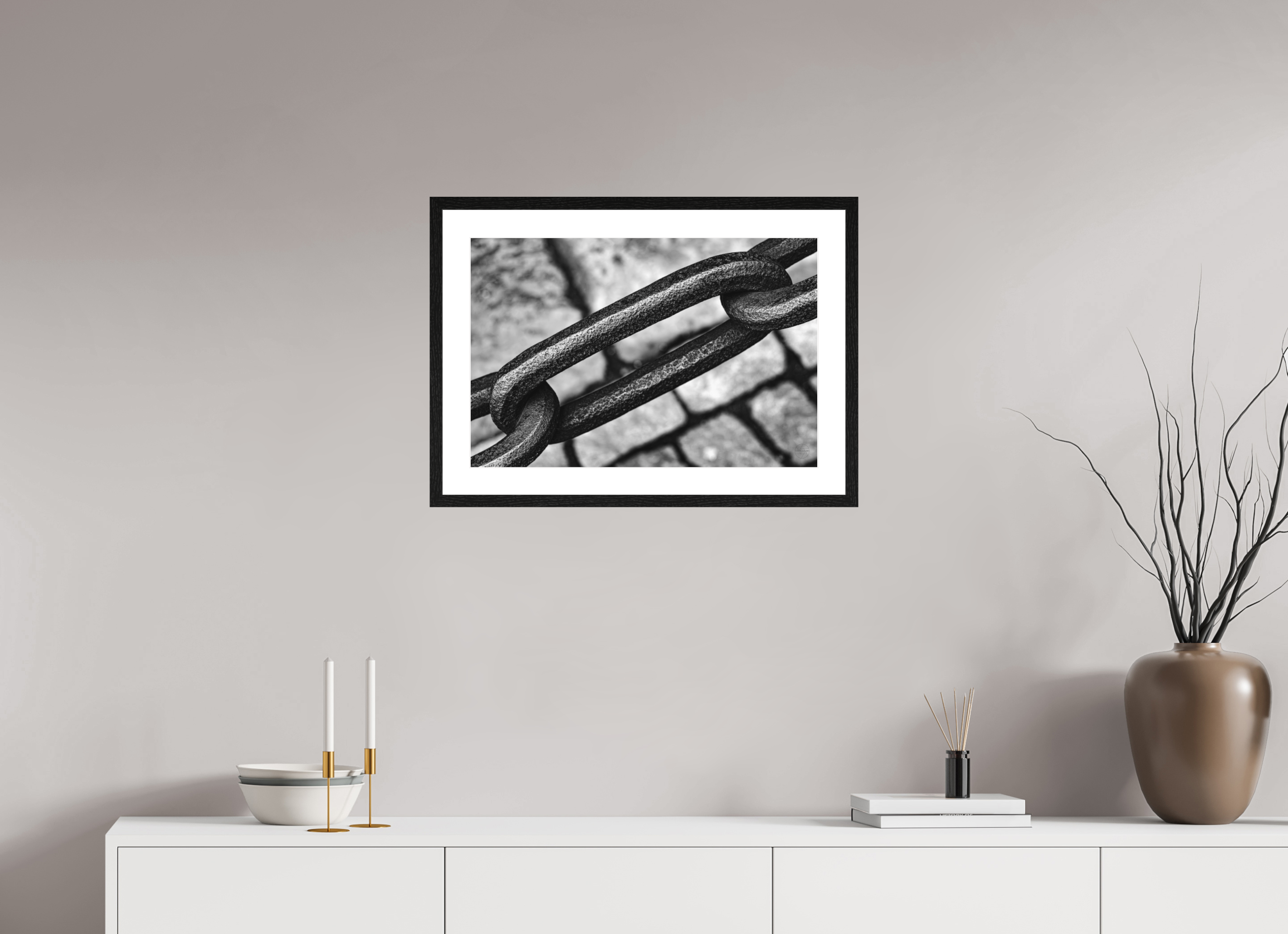 60 x 40 cm, Tirage N&B mat+ cadre noir avec passe-partout L’étreinte du fer