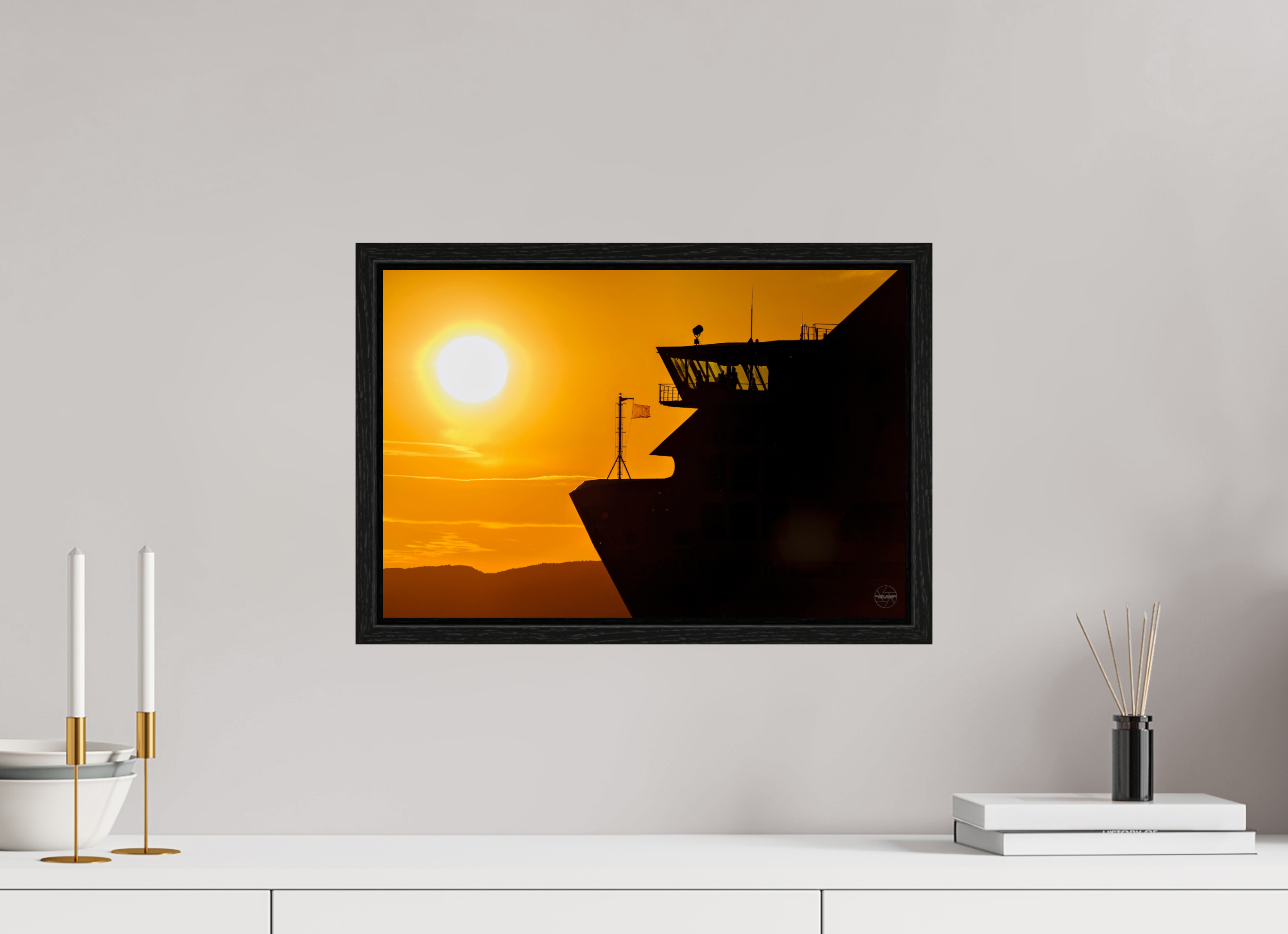 45 x 30 cm, Tirage couleur dans Caisse américaine noire Poster silhouette de ferry au coucher du soleil – Lumière dorée sur la mer