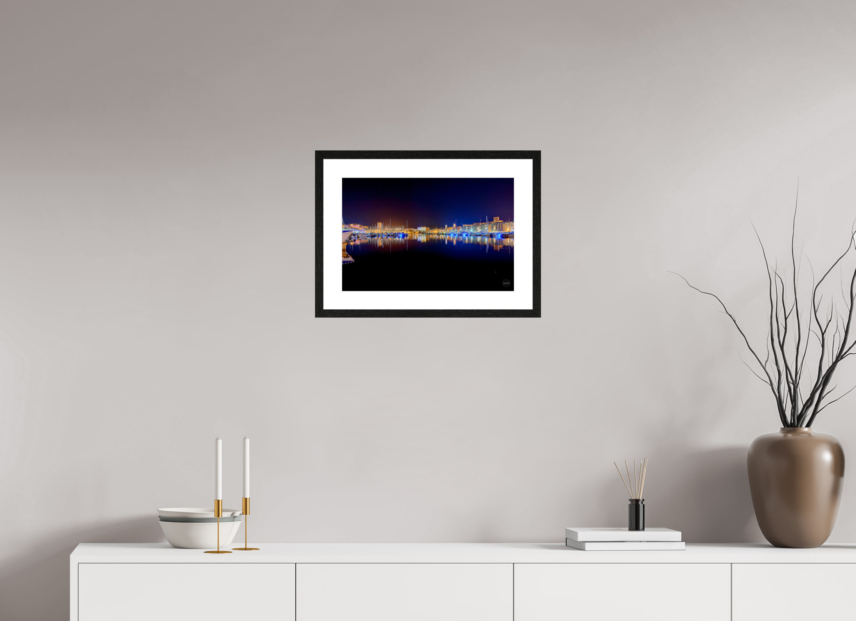 45 x 30 cm, Tirage couleur brillant + cadre noir avec passe-partout Les lumières du Vieux-Port