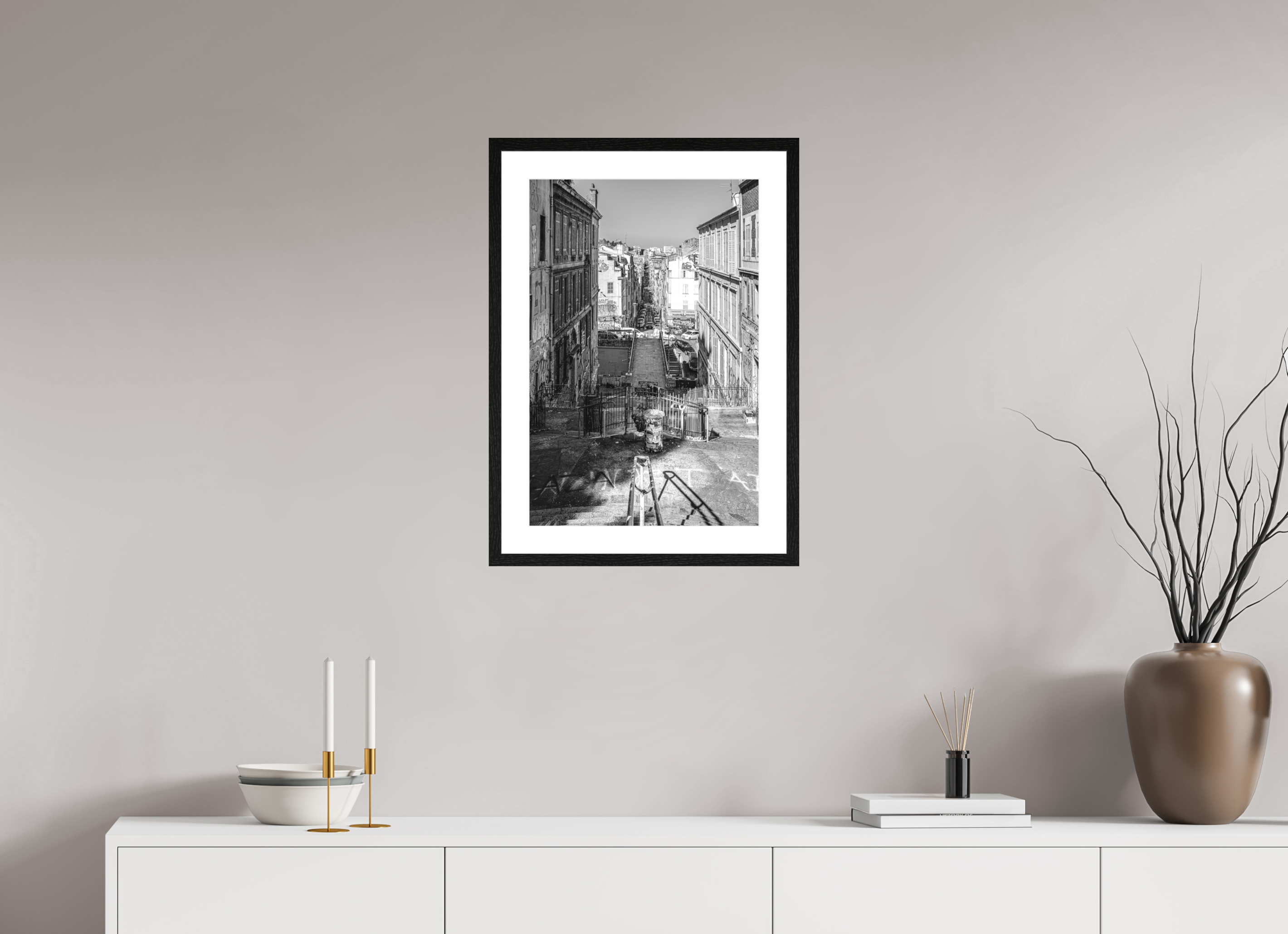 40 x 60 cm, Tirage N&B mat + Cadre noir avec passe-partout Affiche urbaine – Perspective Marseillaise