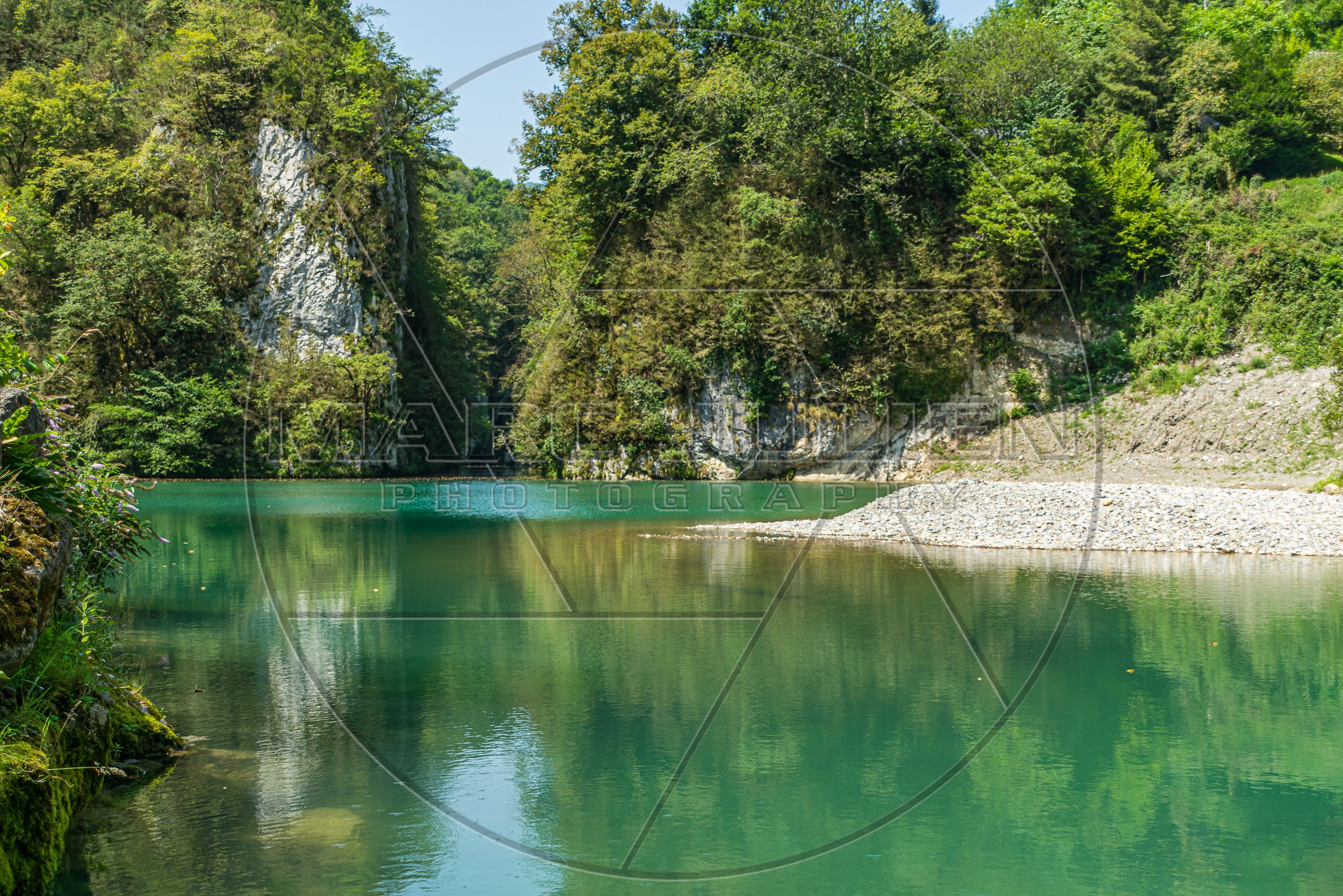 See mit türkisfarbenem Wasser im Herzen eines Bergwaldes