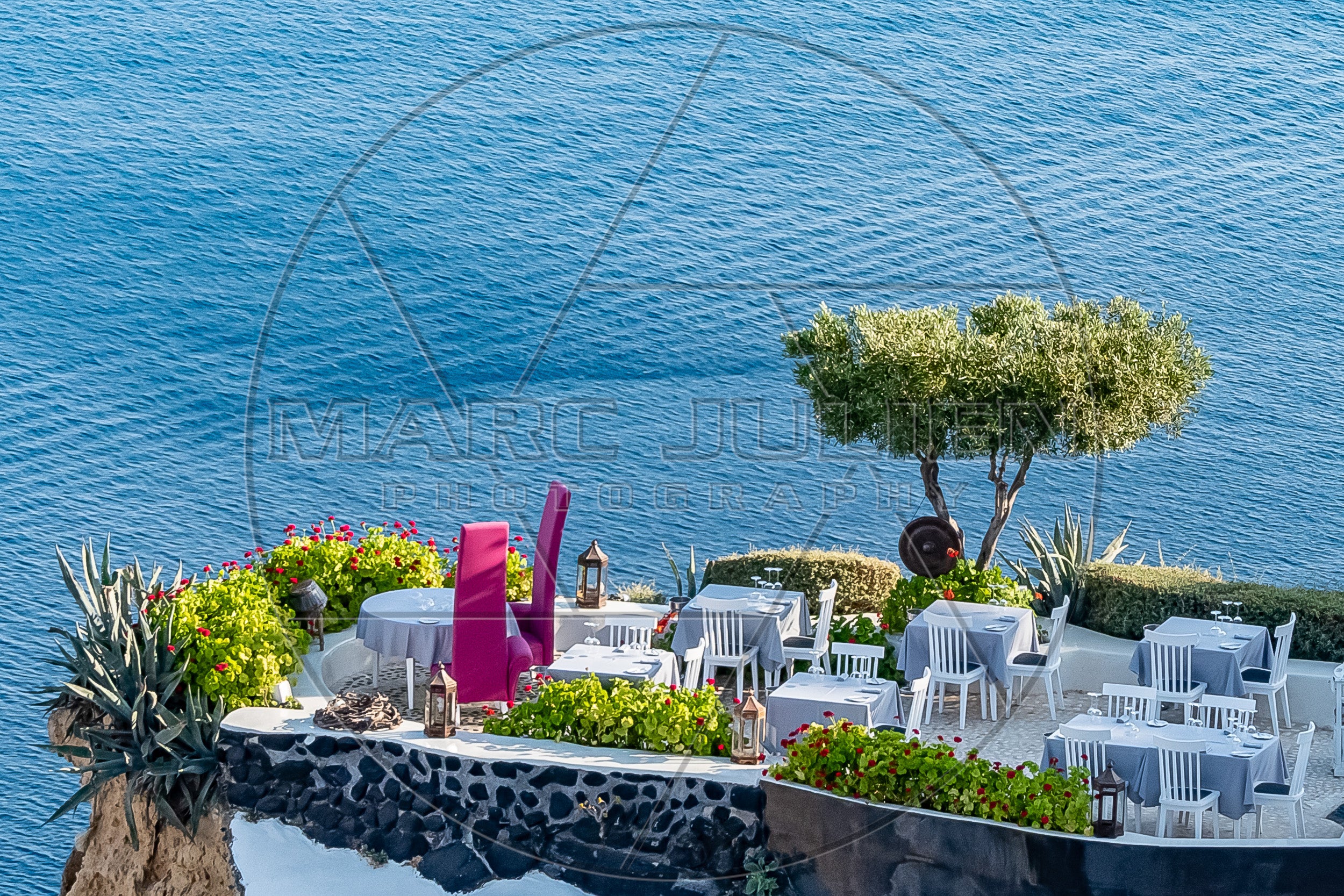 Restaurantterrasse am Meer mit Blick auf das Mittelmeer