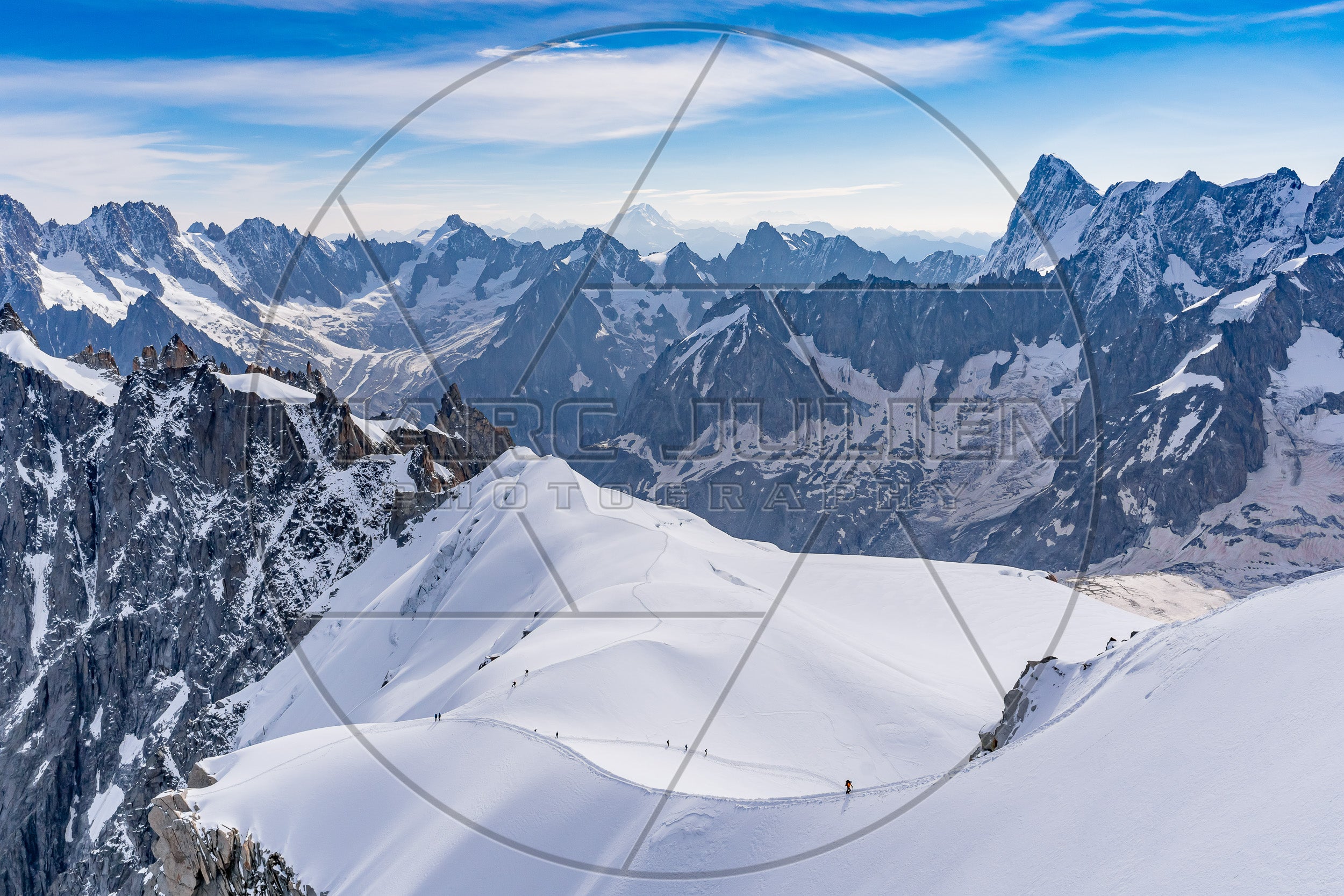 Alpenpanorama mit verschneiten Gipfeln und Gletschern