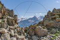 Felsige Alpenlandschaft mit schneebedeckten Gipfeln im Hintergrund