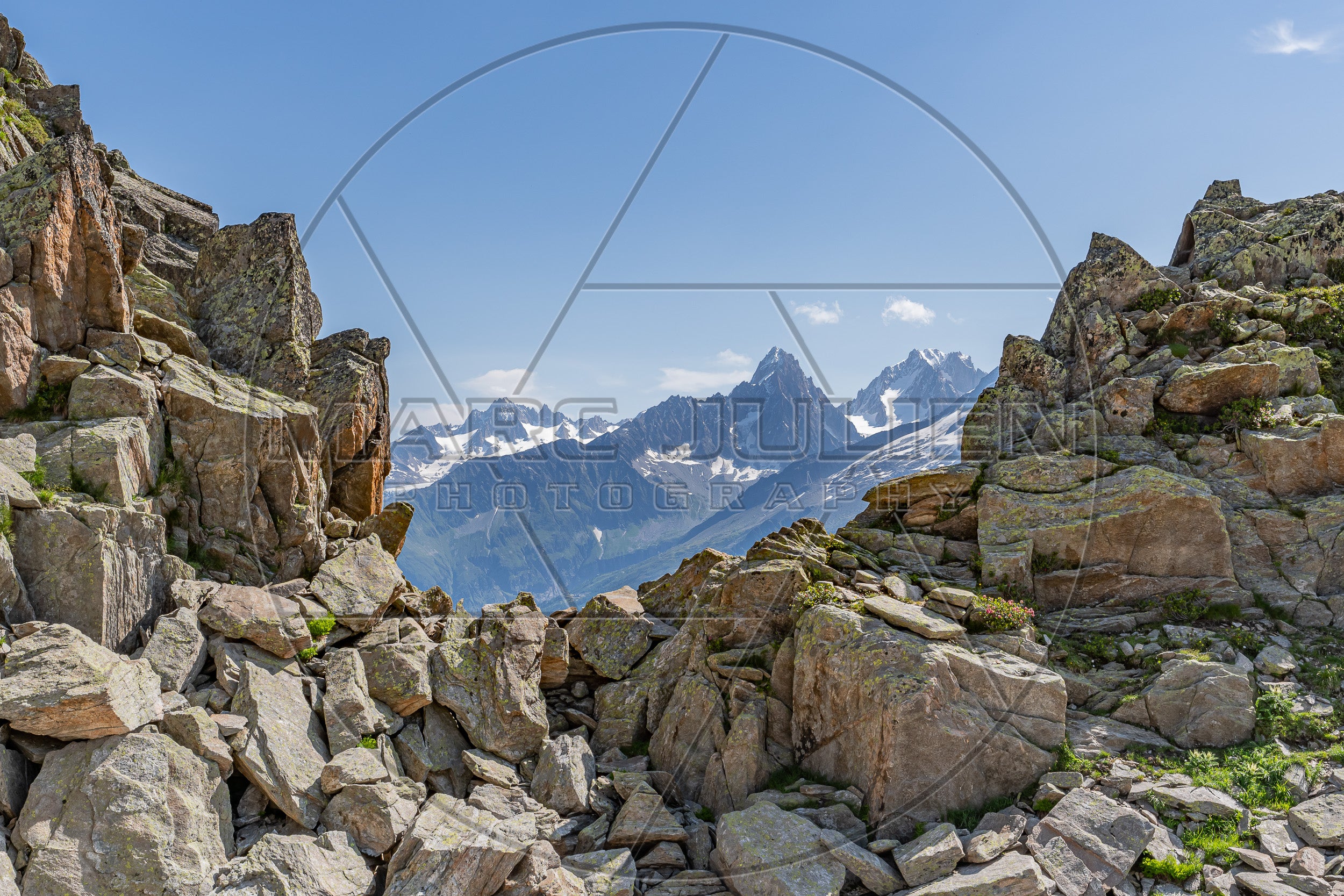 Felsige Alpenlandschaft mit schneebedeckten Gipfeln im Hintergrund