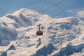 Seilbahn des Brévent vor dem schneebedeckten Mont-Blanc-Massiv