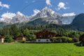 Chalets mit Blick auf die Gipfel des Mont-Blanc-Massivs