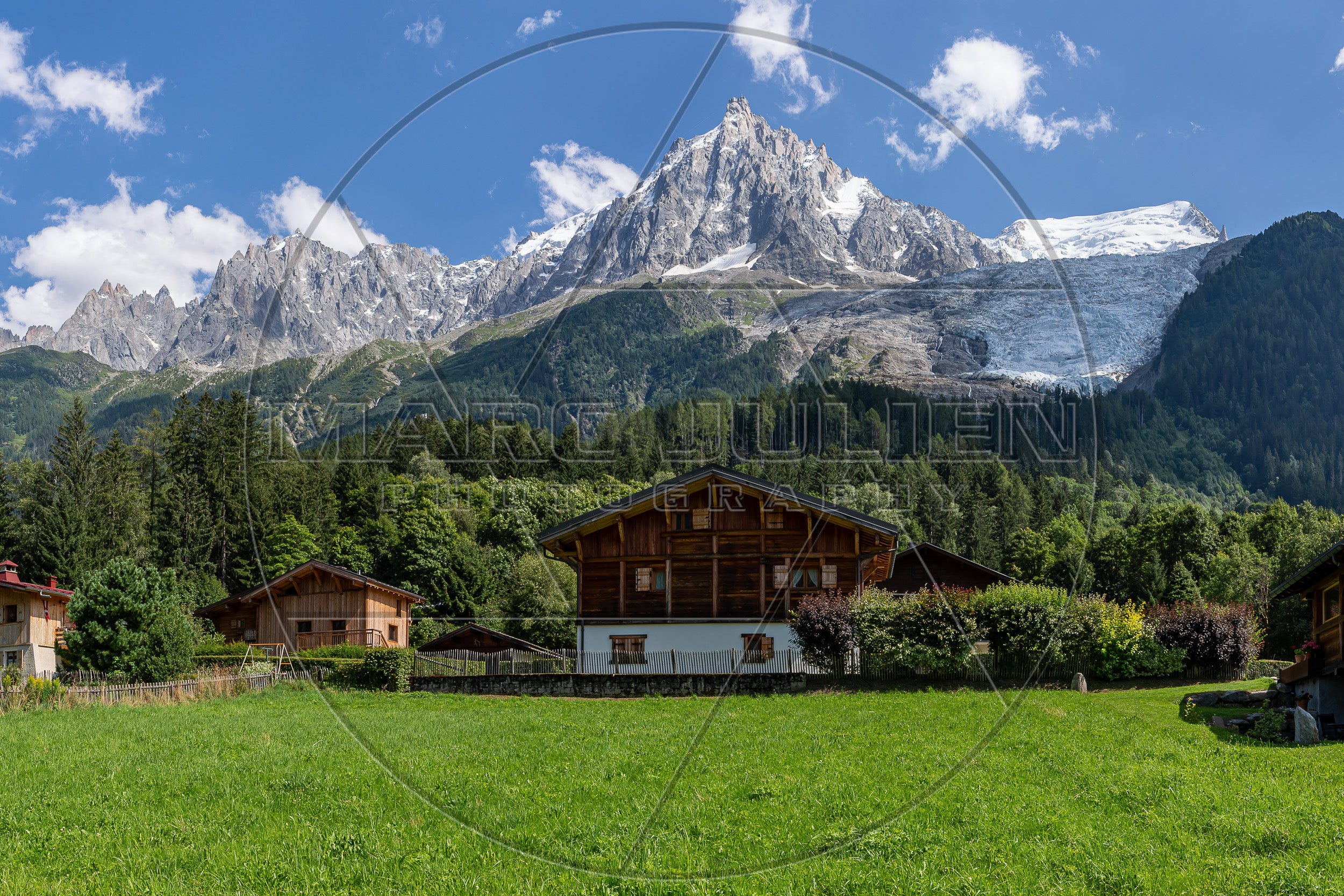 Chalets mit Blick auf die Gipfel des Mont-Blanc-Massivs