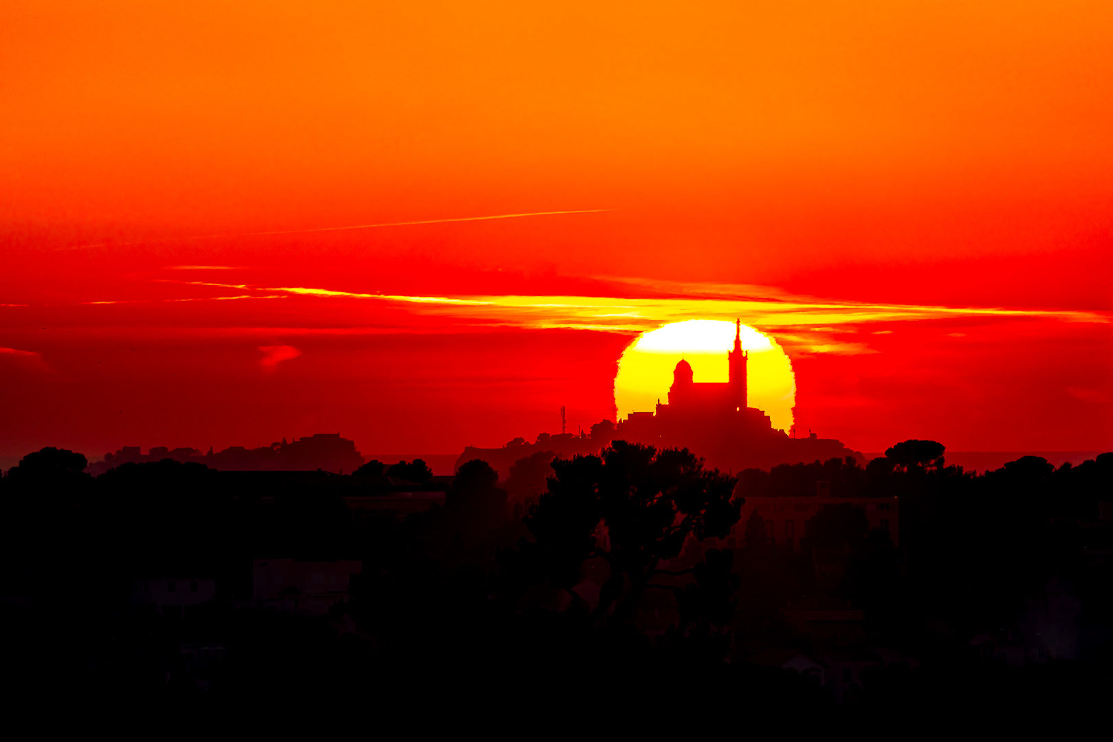 Notre-Dame de la Garde embrasée