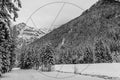 Verschneite Berglandschaft mit Tannenwald im Winter