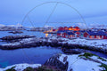 Verschneites Fischerdorf am Meer in Norwegen
