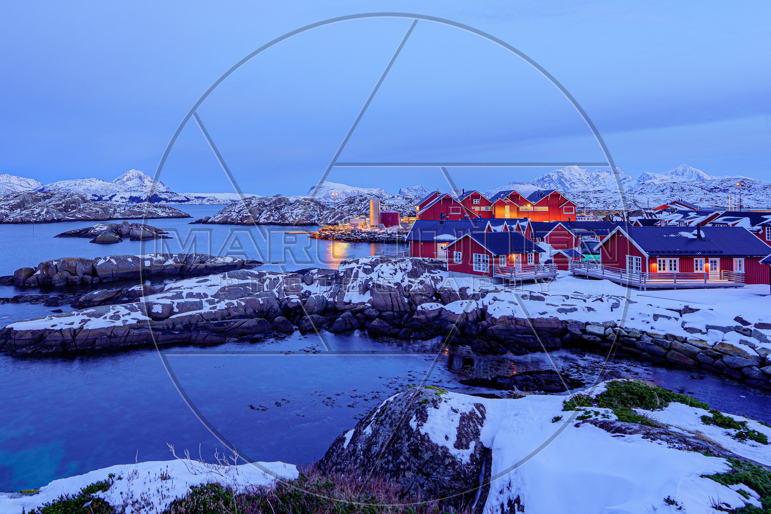 Verschneites Fischerdorf am Meer in Norwegen