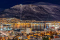 Tromsø im Winter: Nachtansicht der Stadt und des verschneiten Fjords