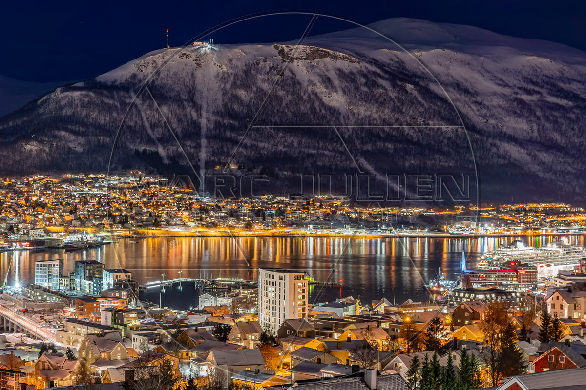 Tromsø im Winter: Nachtansicht der Stadt und des verschneiten Fjords