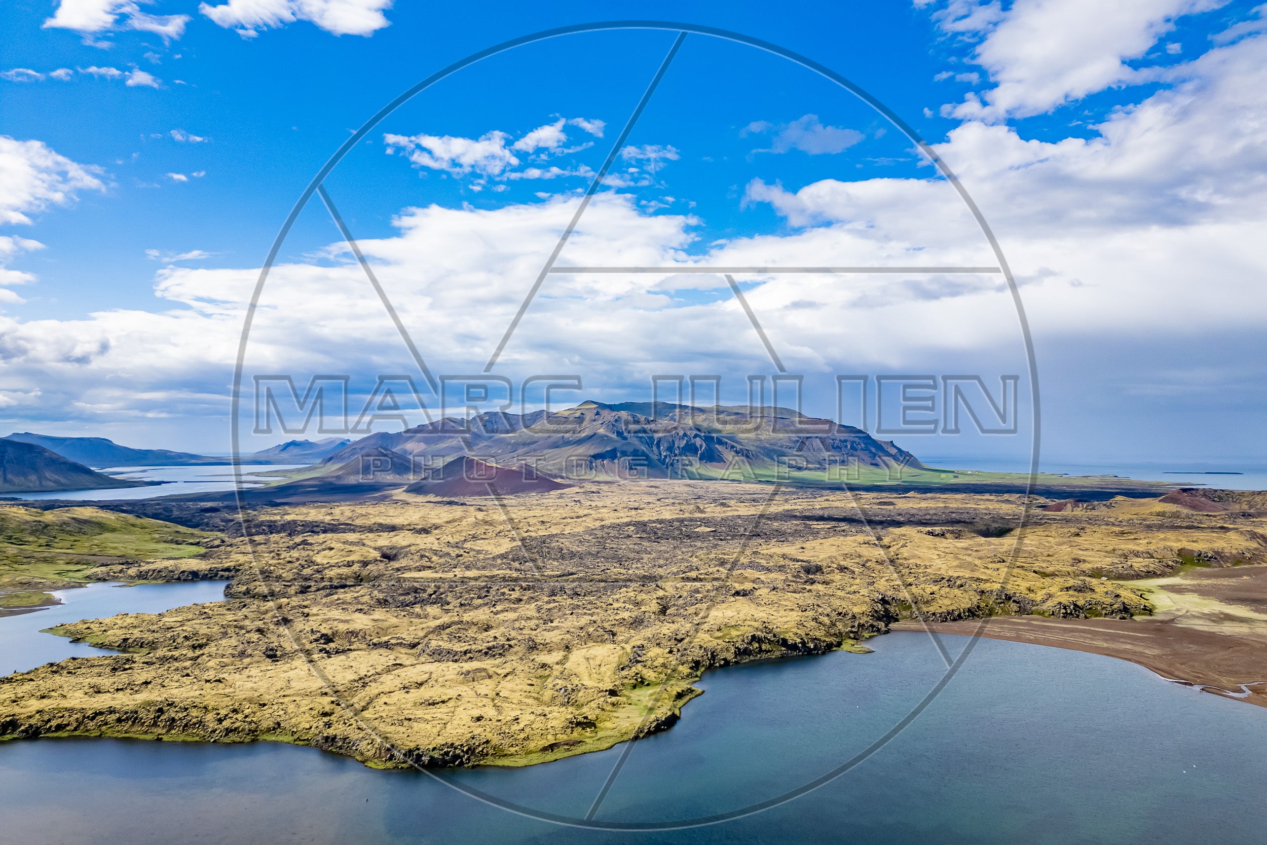 Vulkanische isländische Landschaft zwischen Seen, Bergen und Lavafeldern