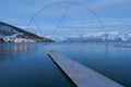 Fjord norvégien en hiver au crépuscule, montagnes enneigées et ponton