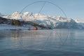 Fjord norvégien en hiver avec montagnes enneigées et village