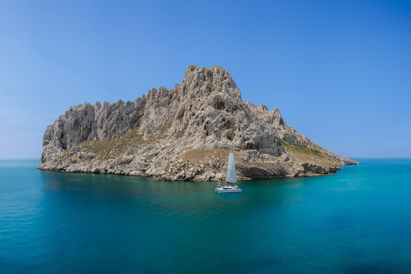 Voilier au pied de l'îles Maïre