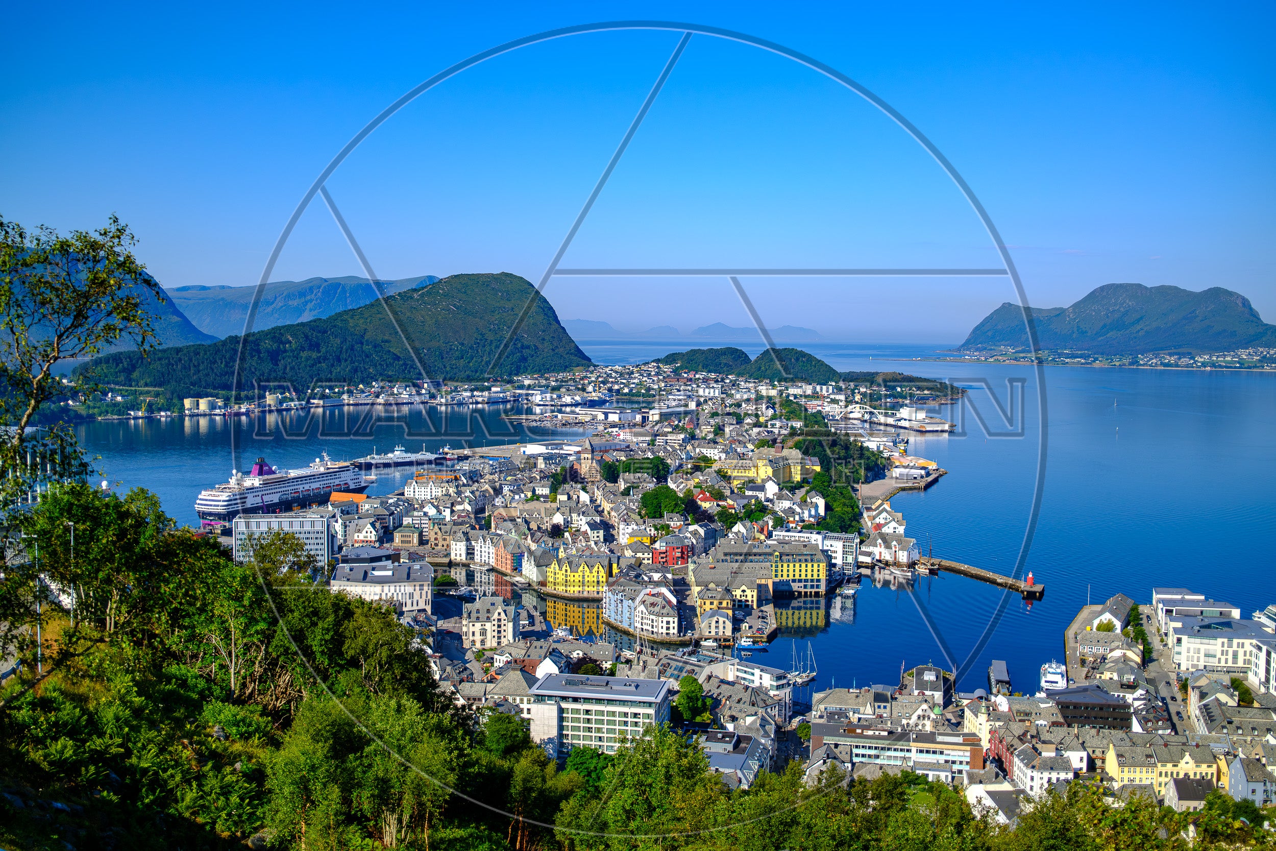 Ålesund in Norwegen, Panoramablick auf die Stadt und die Fjorde