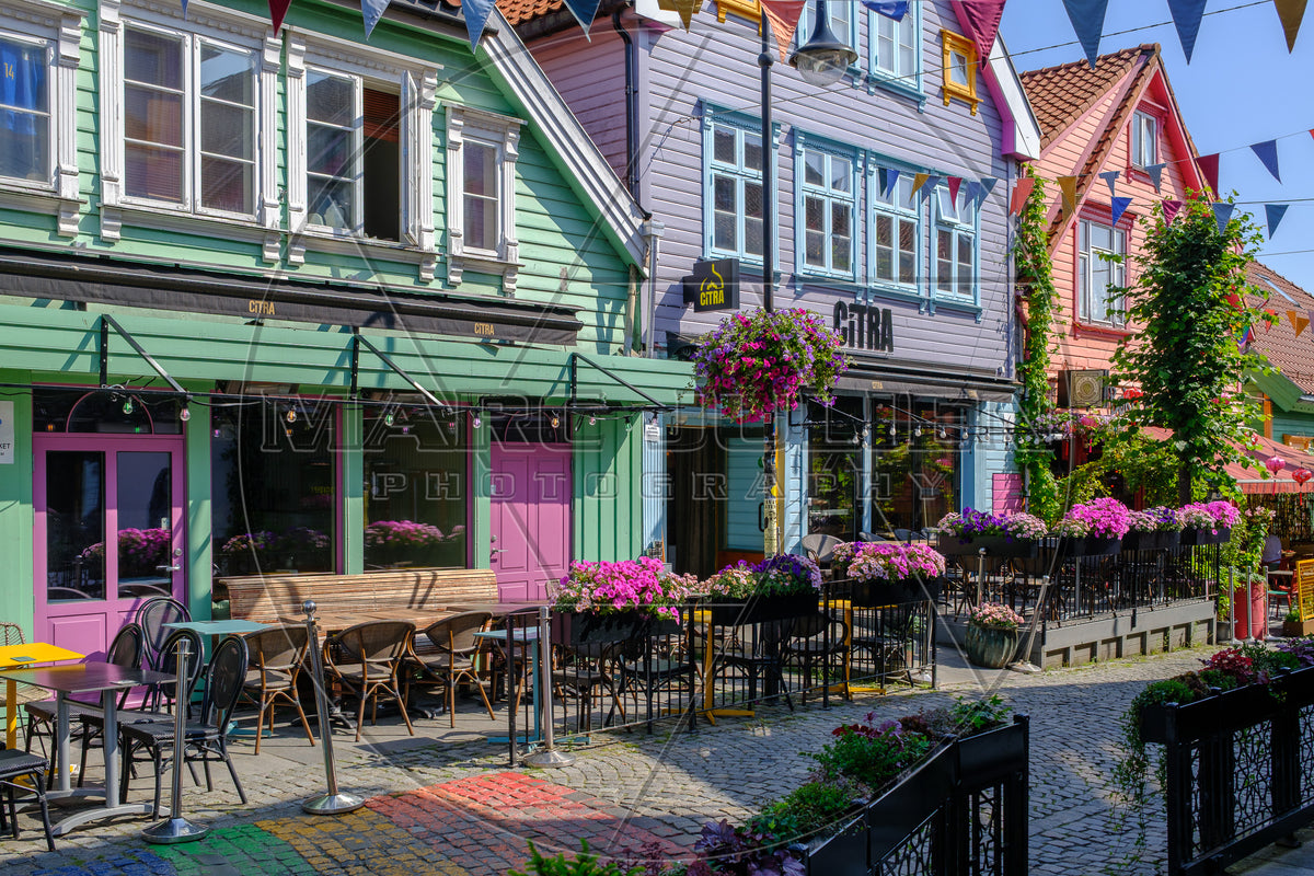 Fargegata in Stavanger, bunte Straße mit Holzhäusern und Terrassen