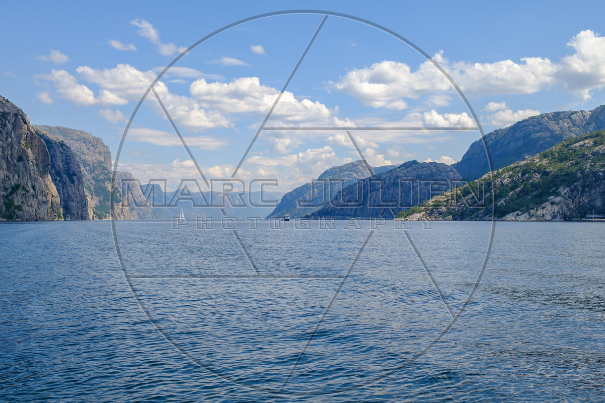 Lysefjord in Norwegen, spektakuläre Fjordlandschaft zwischen Klippen