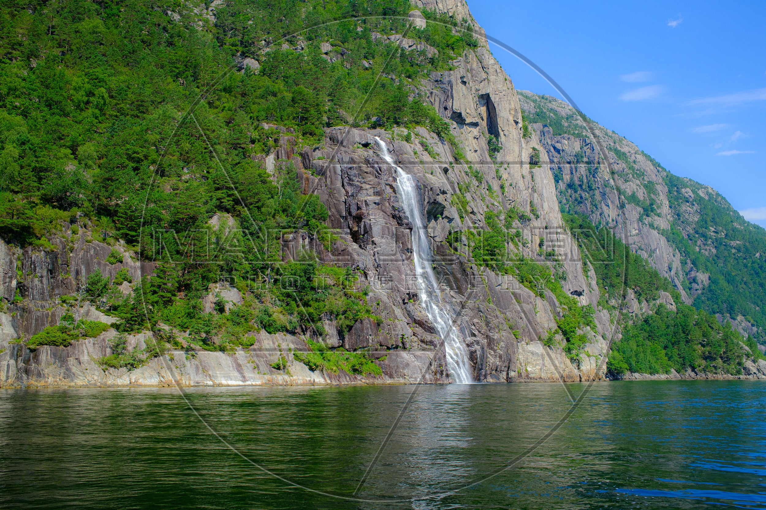 Wasserfall an den Klippen des Lysefjords in Norwegen