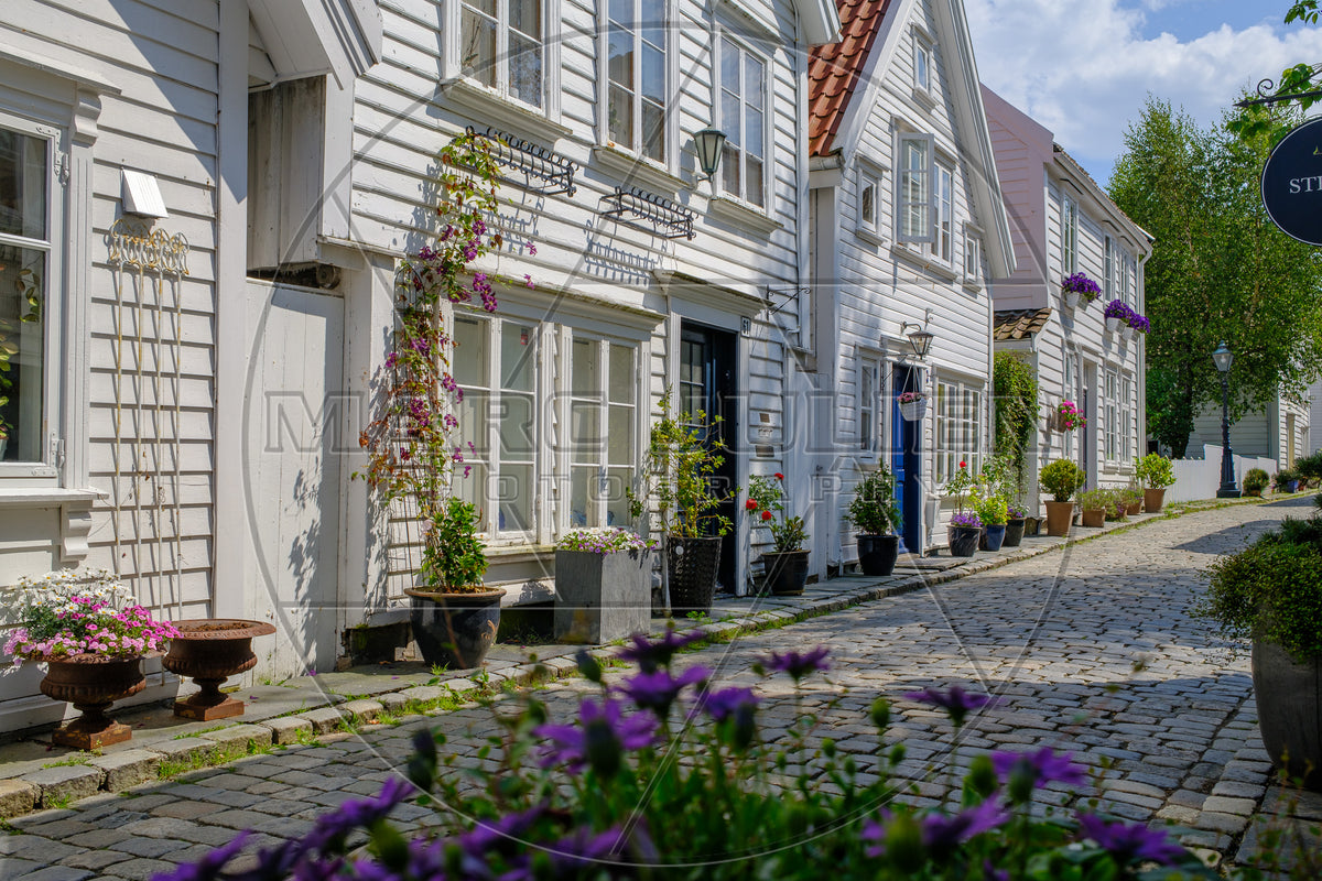 Gepflasterte Straße im historischen Zentrum von Stavanger, Norwegen