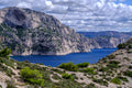 Kalkfelsen und türkisfarbenes Wasser in den Calanques von Marseille