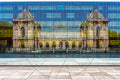 Façade architecturale monumentale sous une trame graphique