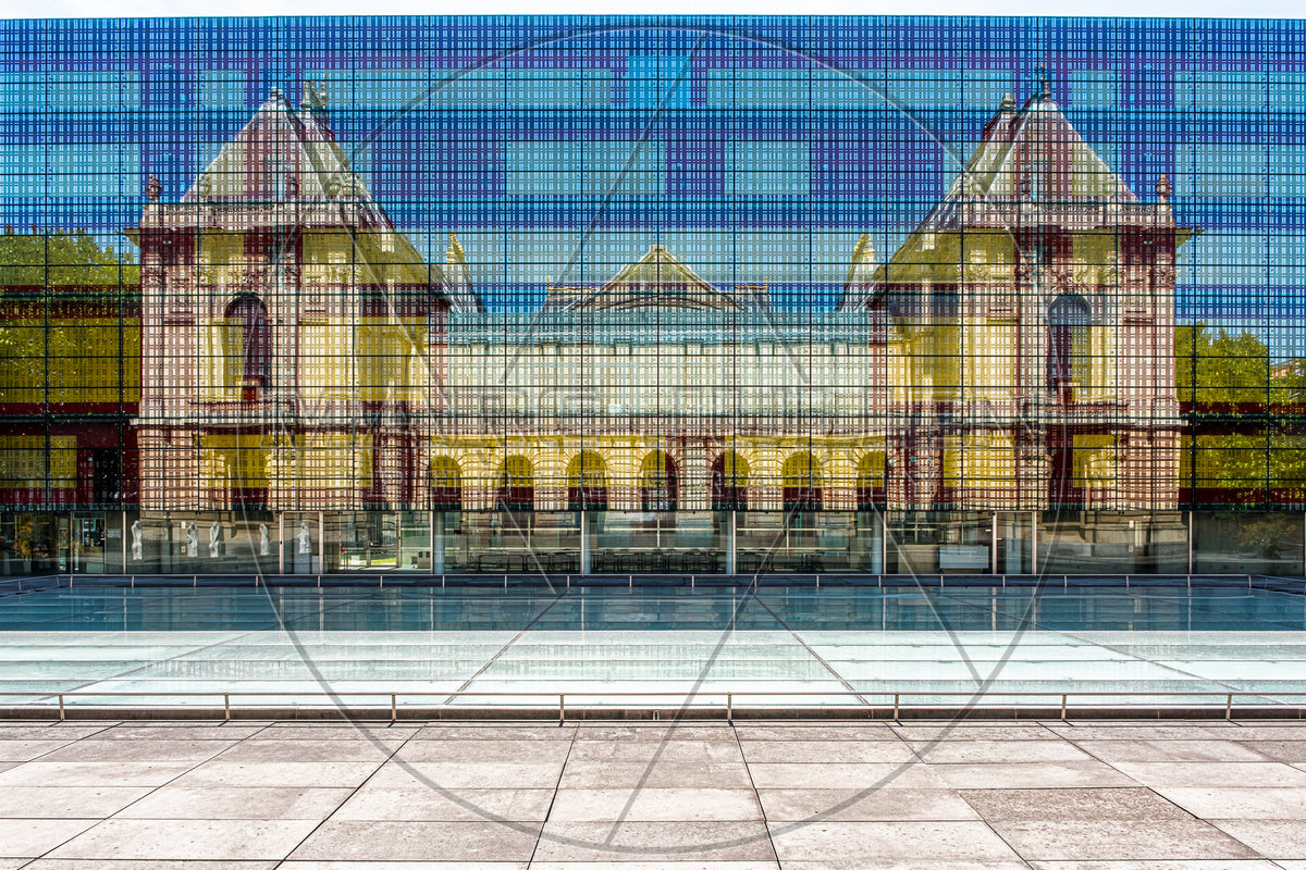 Façade architecturale monumentale sous une trame graphique