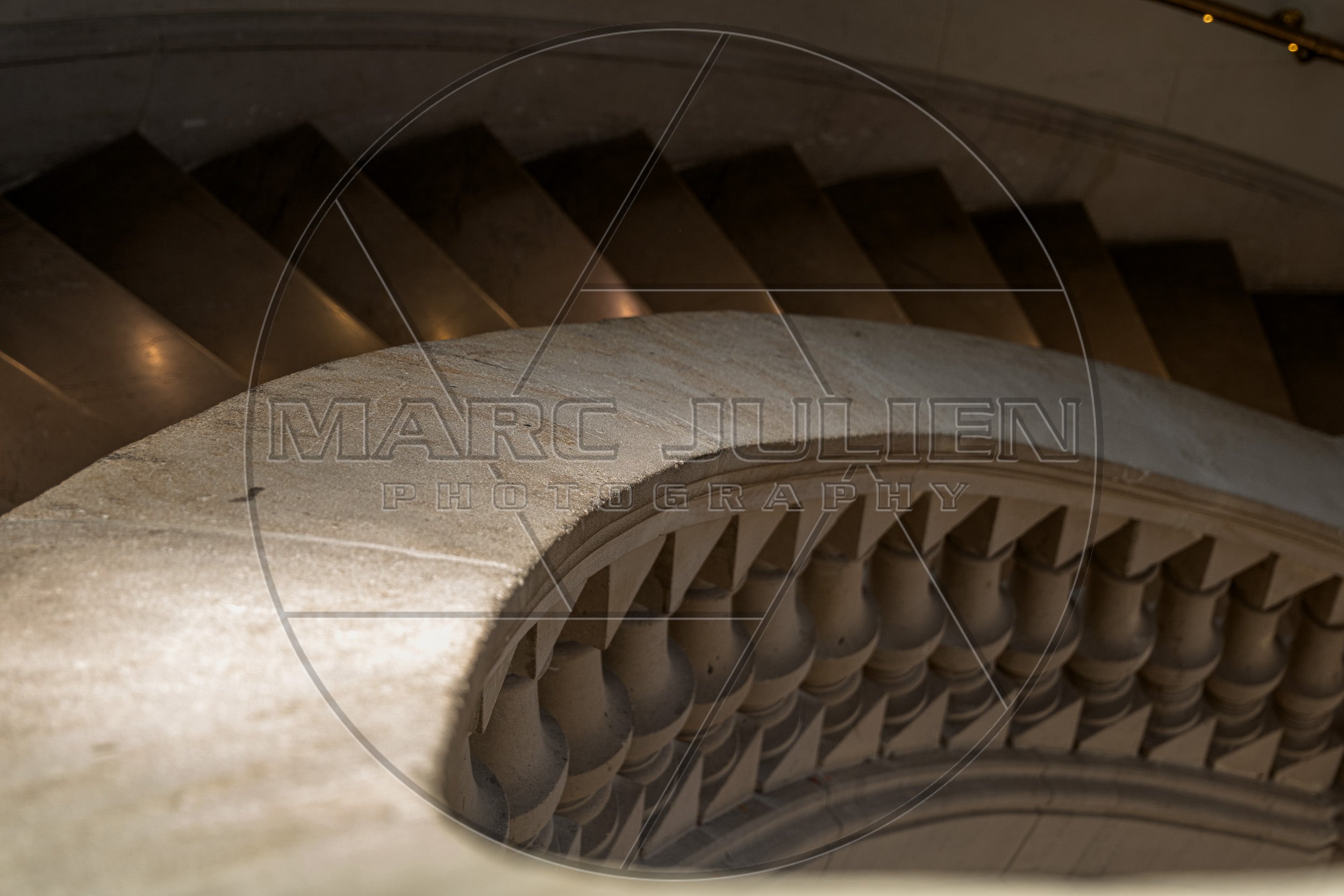 Balustrade en pierre et escalier monumental dans une architecture classique