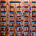 Façade contemporaine en métal aux couleurs cuivrées et fenêtres bleues
