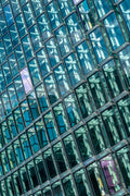 Façade vitrée géométrique aux formes hexagonales et reflets bleutés