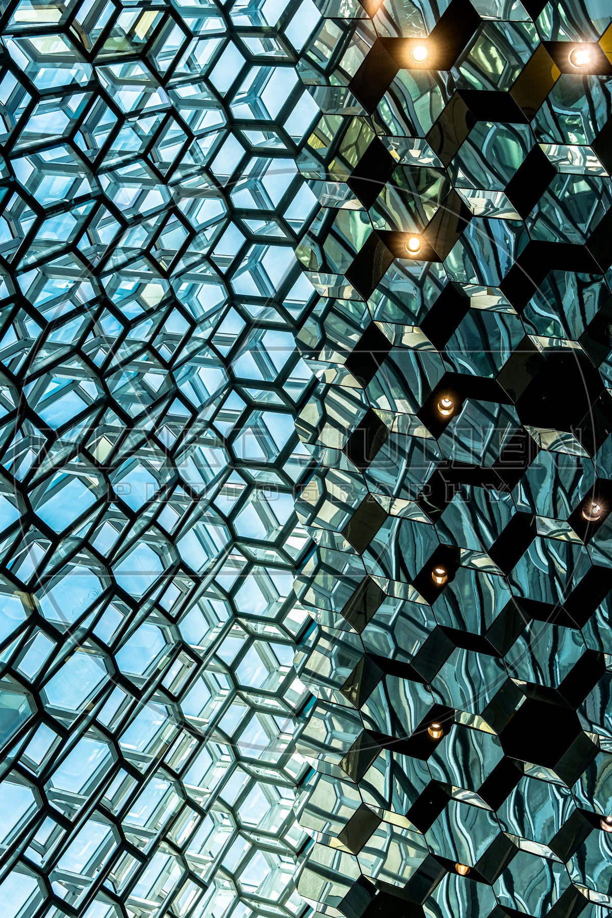Architecture intérieure en verre aux motifs hexagonaux et reflets géométriques