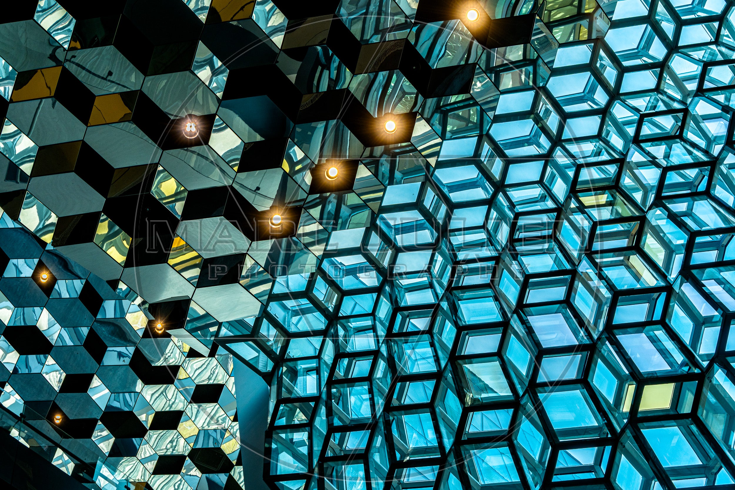 Architecture en verre et miroirs aux formes hexagonales et lumières graphiques