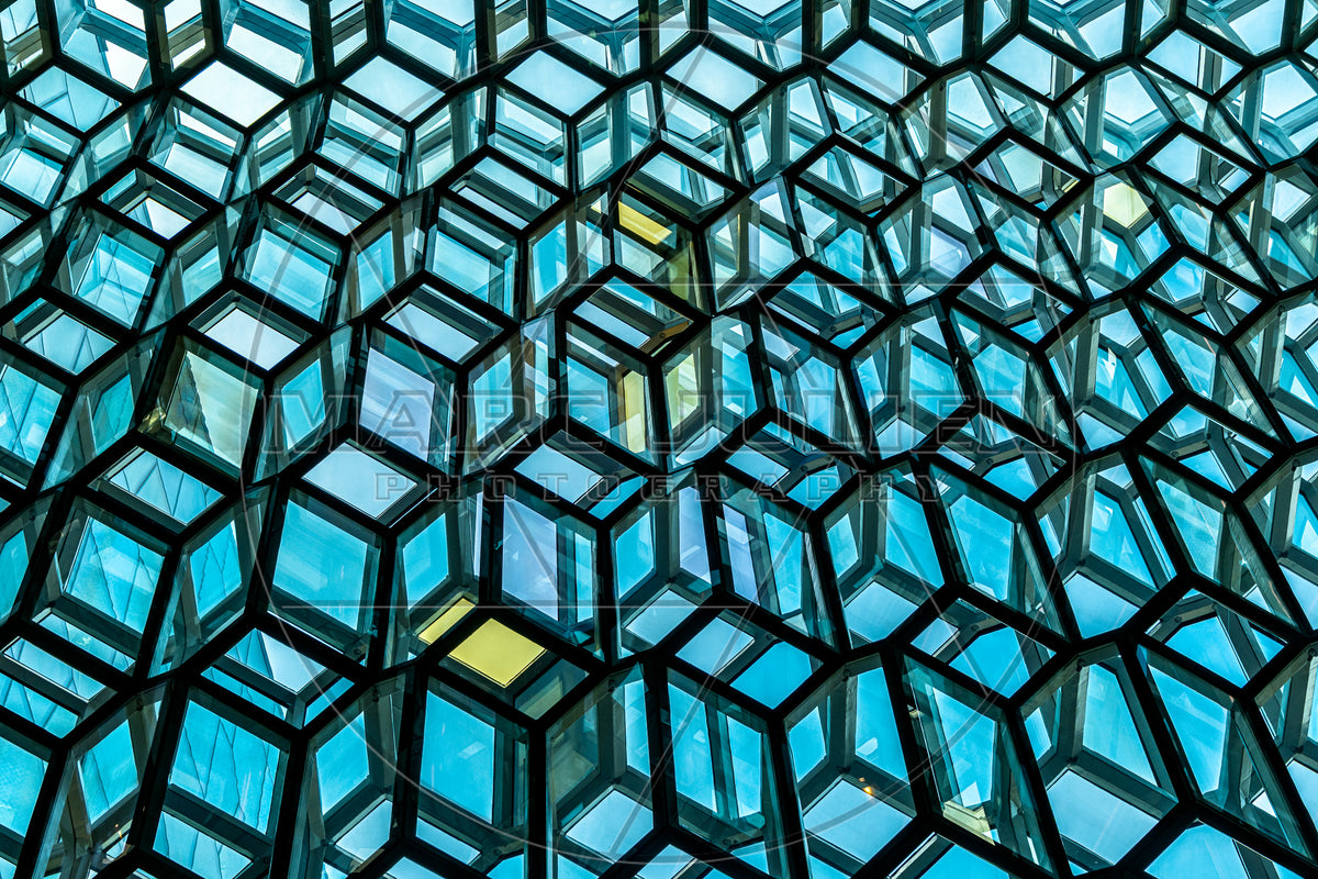 Harpa à Reykjavik, façade intérieure en verre aux formes hexagonales