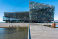 Harpa à Reykjavik, façade en verre et architecture géométrique au bord de l’eau