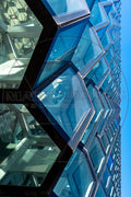 Façade vitrée contemporaine aux volumes géométriques bleus