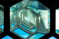 Structure architecturale en verre aux formes hexagonales et perspectives géométriques