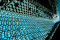 Architecture en verre aux motifs hexagonaux et reflets spectaculaires