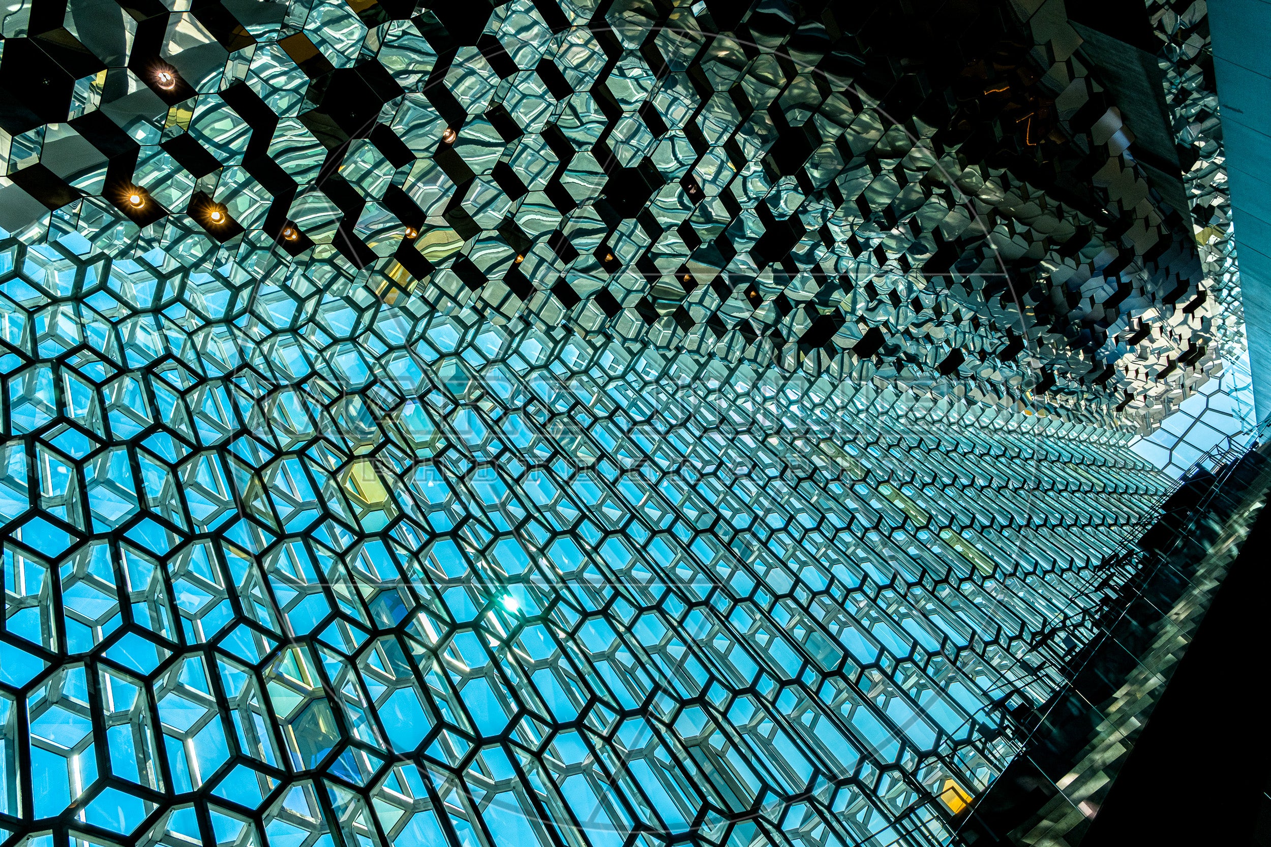 Architecture en verre aux motifs hexagonaux et reflets spectaculaires
