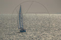 Segelboot auf glitzerndem Meer bei Sonnenuntergang