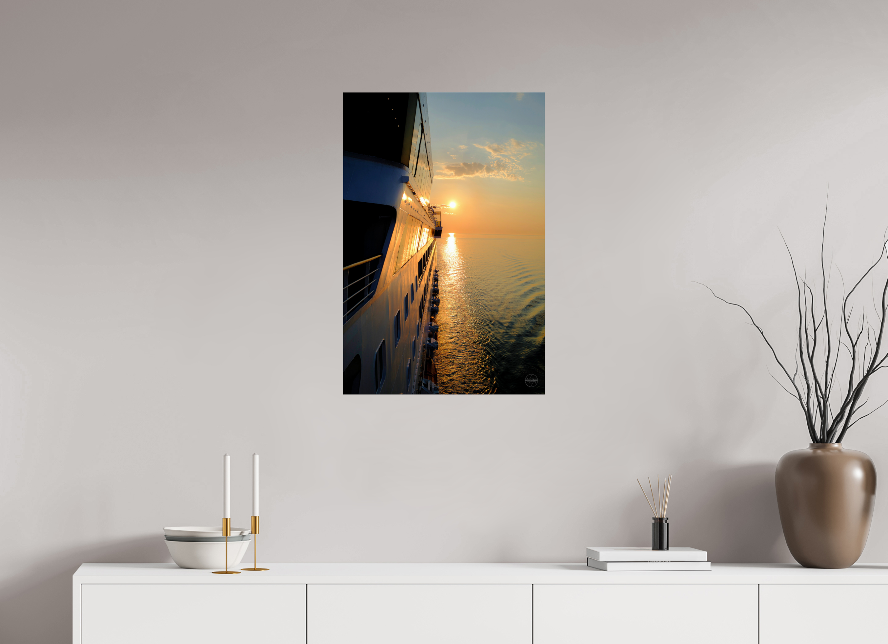 50 x 75 cm, Tirage couleur sous Plexi Poster coucher de soleil en mer – Reflets dorés sur la coque d’un navire