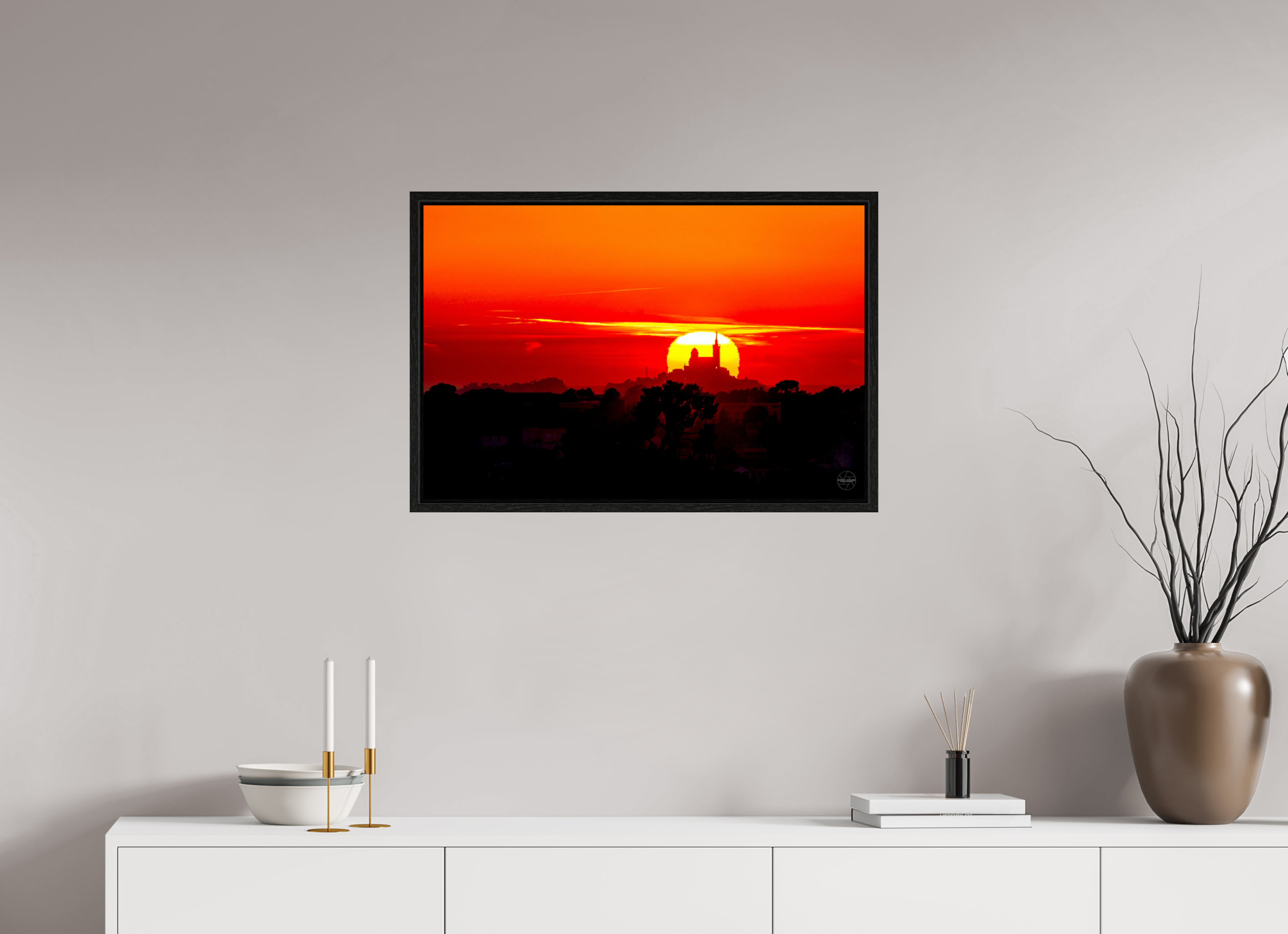 75 x 50 cm, Tirage couleur dans Caisse américaine noire Affiche photo – Notre-Dame de la Garde embrasée