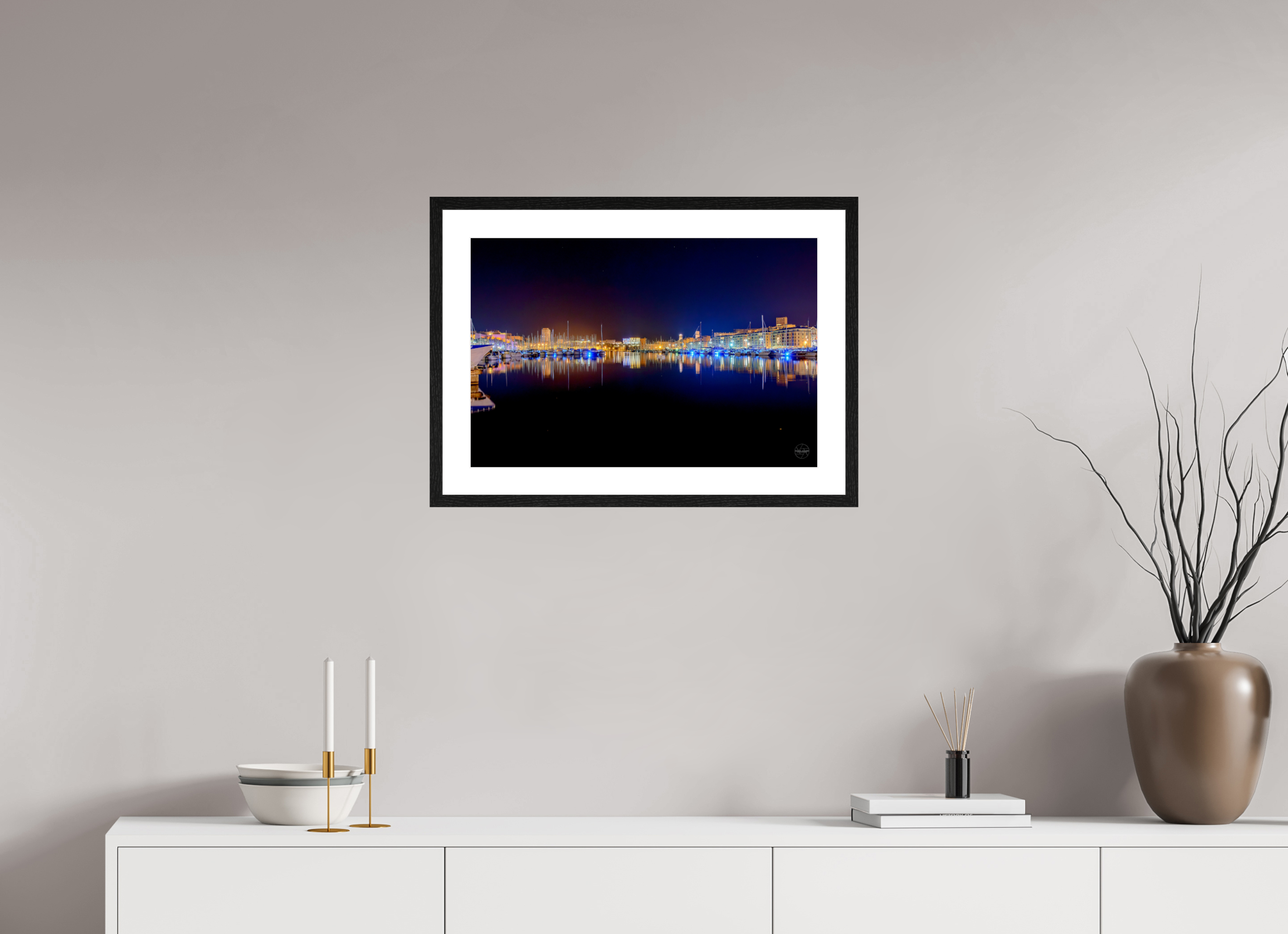 60 x 40 cm, Tirage couleur brillant + cadre noir avec passe-partout Les lumières du Vieux-Port