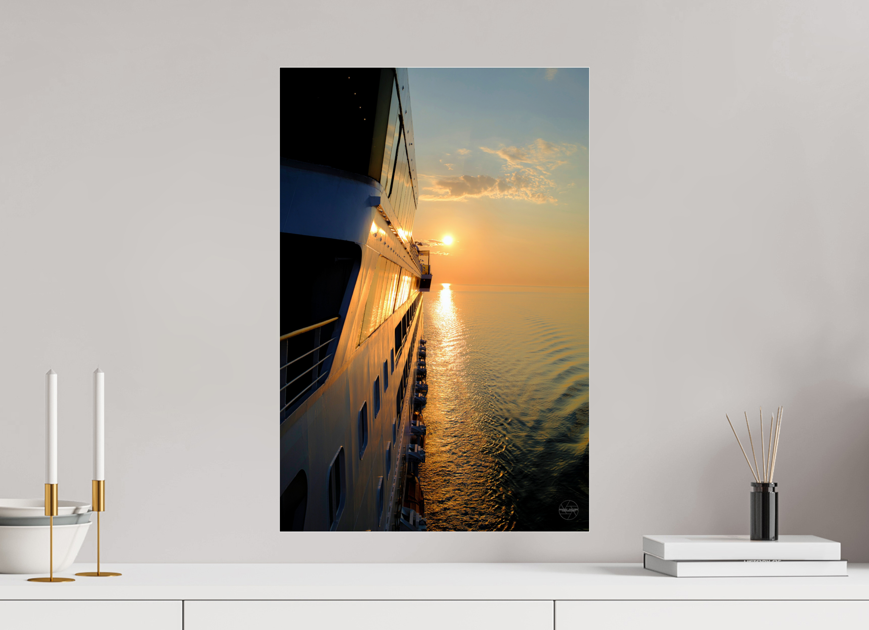 40 x 60 cm, Tirage couleur sous Plexi Poster coucher de soleil en mer – Reflets dorés sur la coque d’un navire