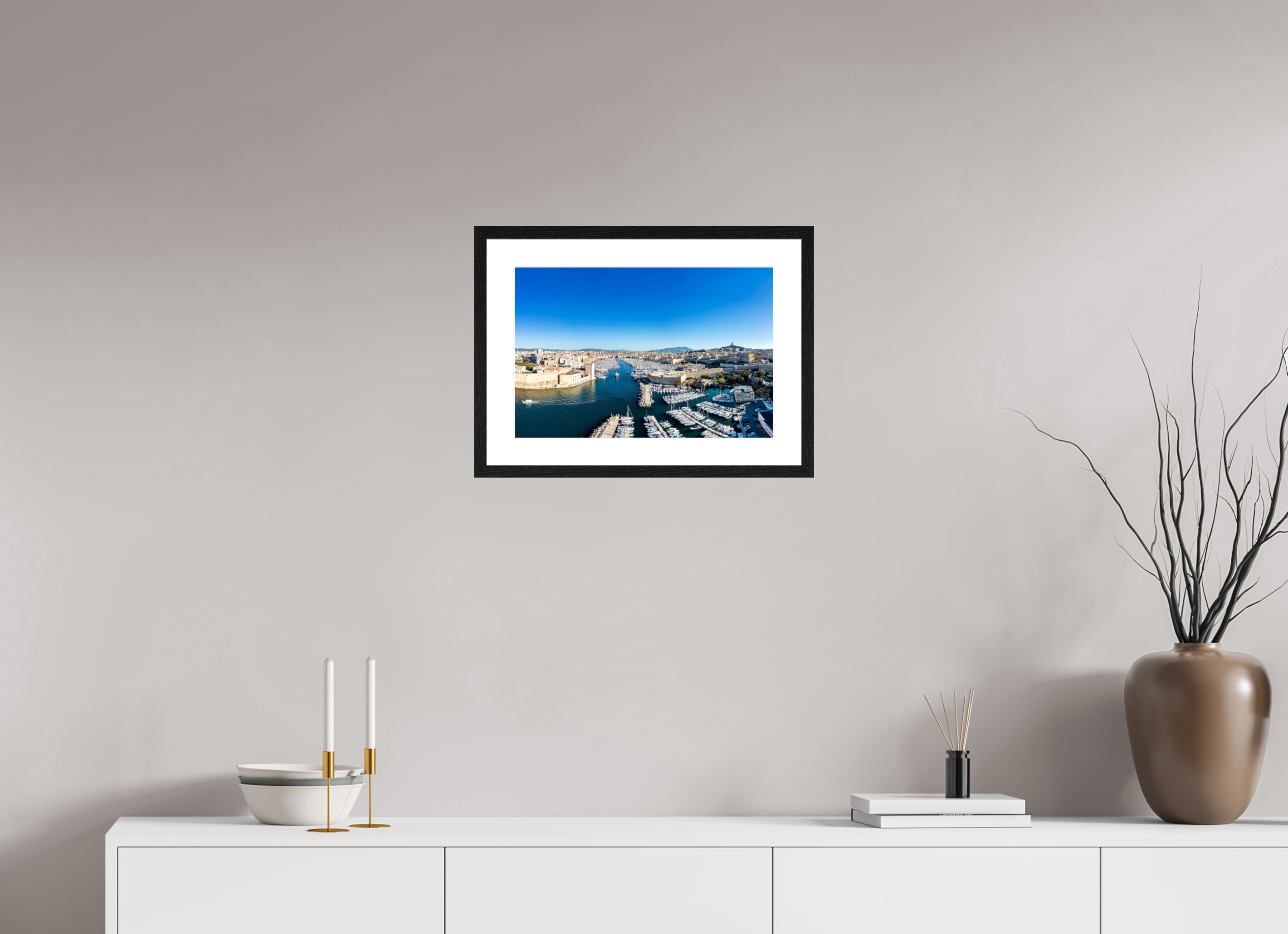 45 x 30 cm, Tirage couleur brillant + cadre noir avec passe-partout Poster de Marseille - Entre ciel et mer