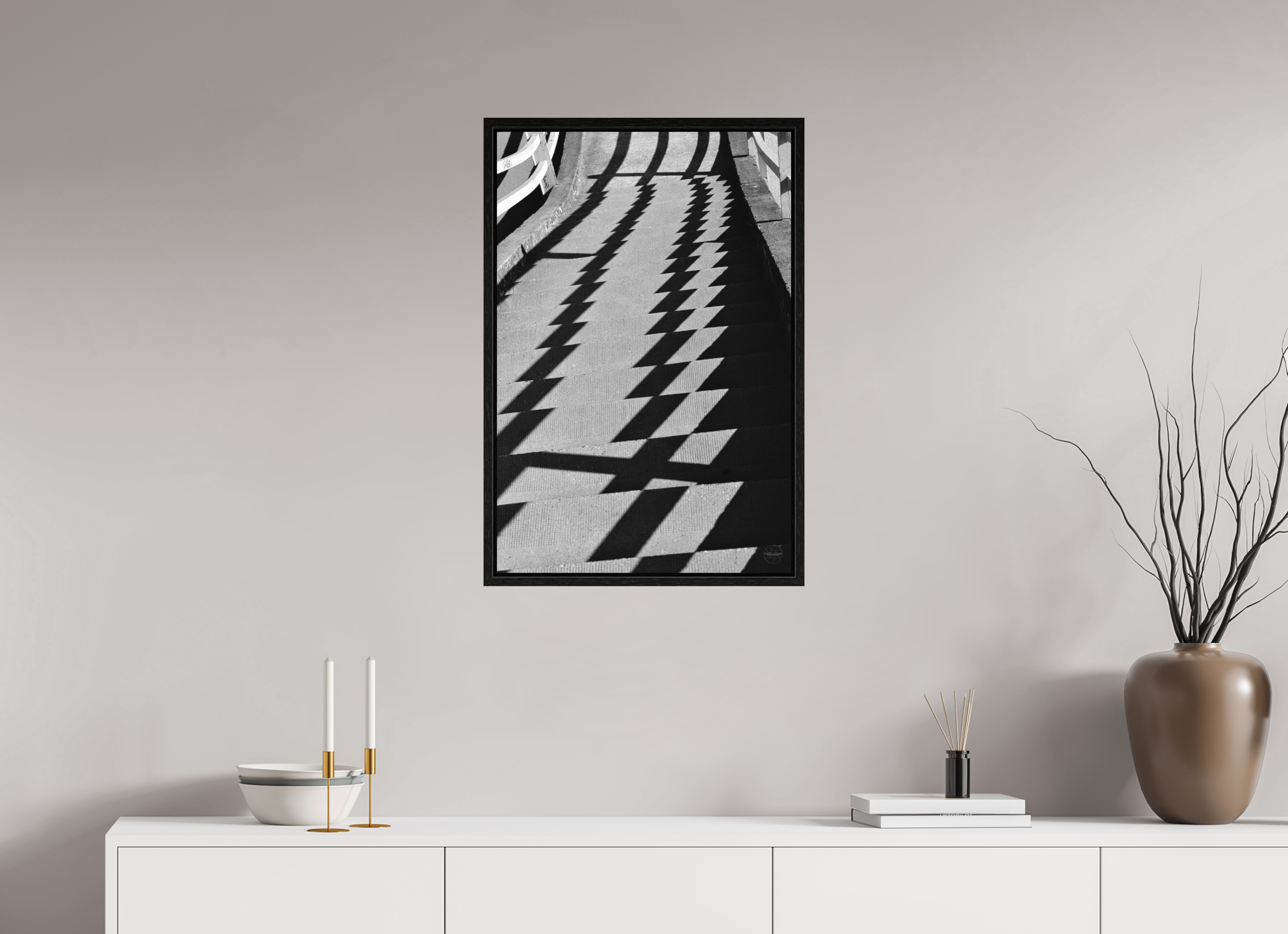 50 x 75 cm, Tirage N&B dans Caisse américaine noire Fréquence Descendante | Poster Noir et Blanc Abstrait & Architecture Minimaliste