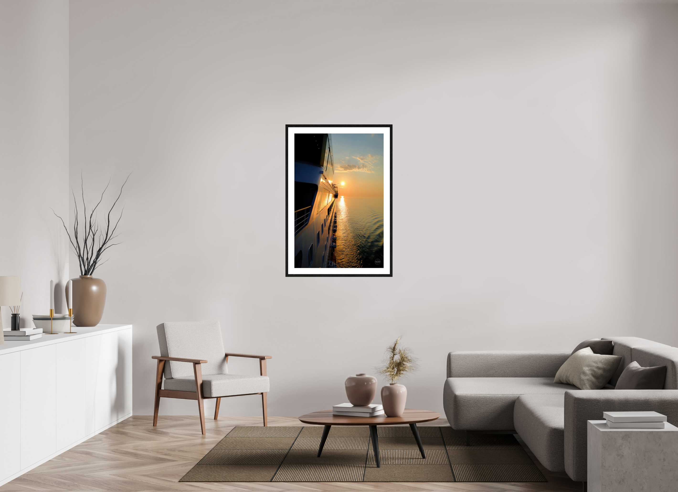 70 x 105 cm, Tirage couleur brillant + cadre noir avec passe-partout Poster coucher de soleil en mer – Reflets dorés sur la coque d’un navire