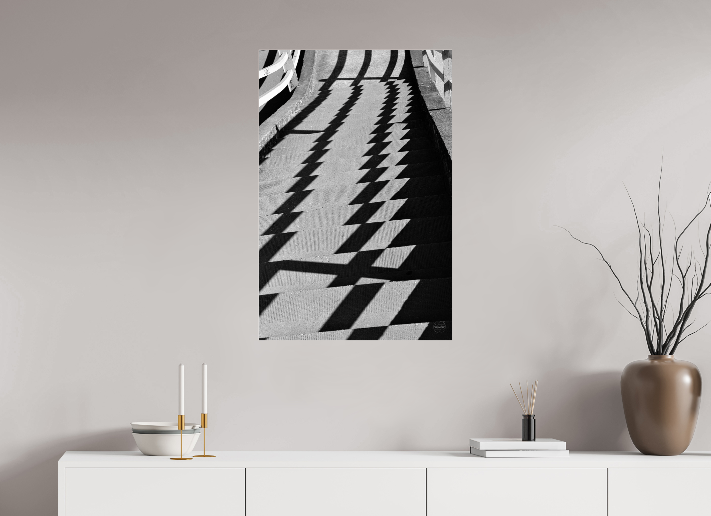 60 x 90 cm, Tirage N&B sous Plexi Fréquence Descendante | Poster Noir et Blanc Abstrait & Architecture Minimaliste